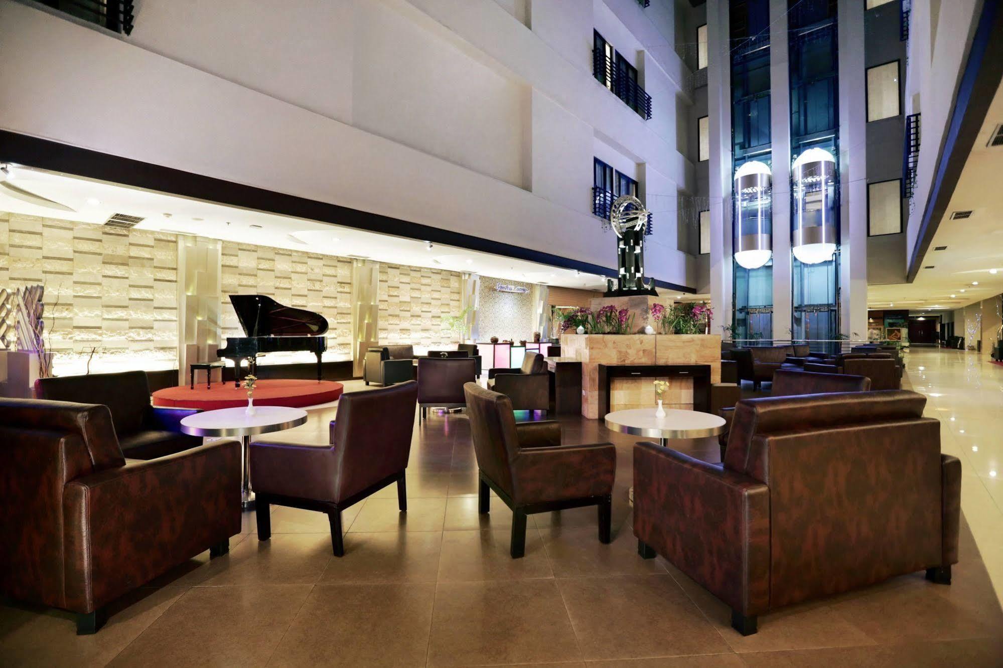 Aston And Convention Center Hotel